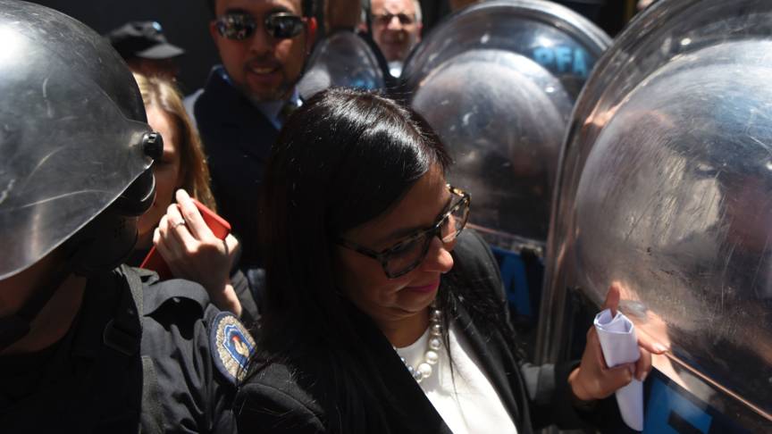  Delcy Rodriguez wordt tegengehouden door de politie | AFP