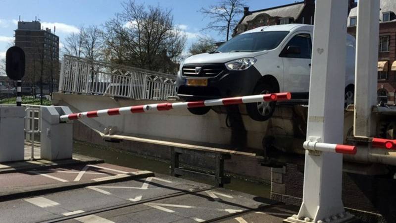 Gemeente Rotterdam gaat doorrijders op bruggen strenger controleren - NOS
