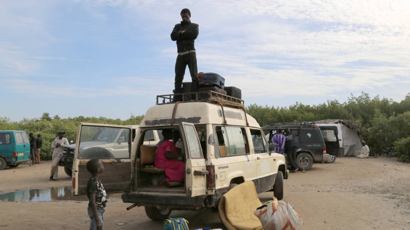'Banjul is uitgestorven, militairen lopen over straat' - NOS op 3