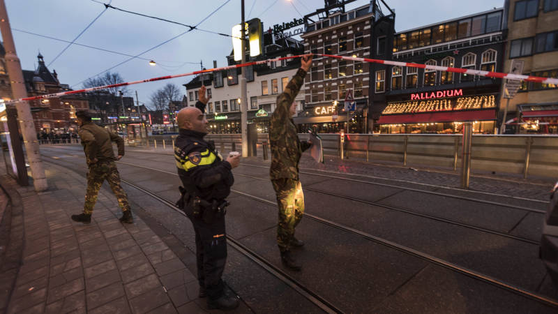 Politie Amsterdam onderzoekt 'klein explosief' bij Leidseplein - NOS