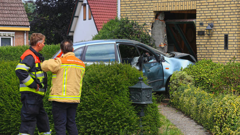 Automobilist rijdt huis in Brabantse Neerkant binnen - NOS