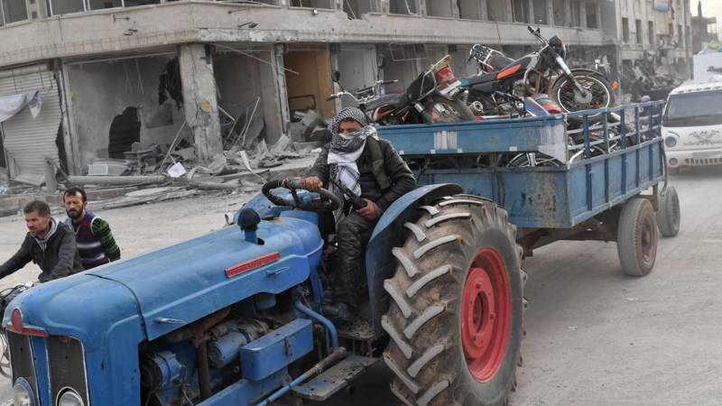 A 'Free Syrian Army' paramilitarist brings away loot in Afrin