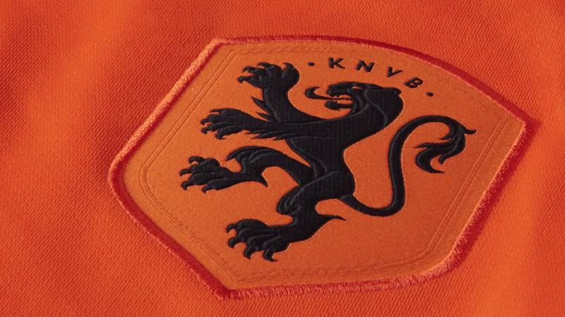KNVB presenteert nieuw Oranje-shirt voor mannen én vrouwen | NOS