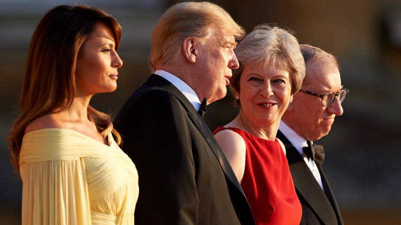 Melania Trump, Donald Trump, Theresa May and her husband before the Blenheim palace gala dinner, AFP photo