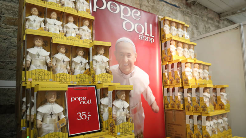 Pope doll shop in Ireland, photo Hollandse Hoogte | Niall Carson