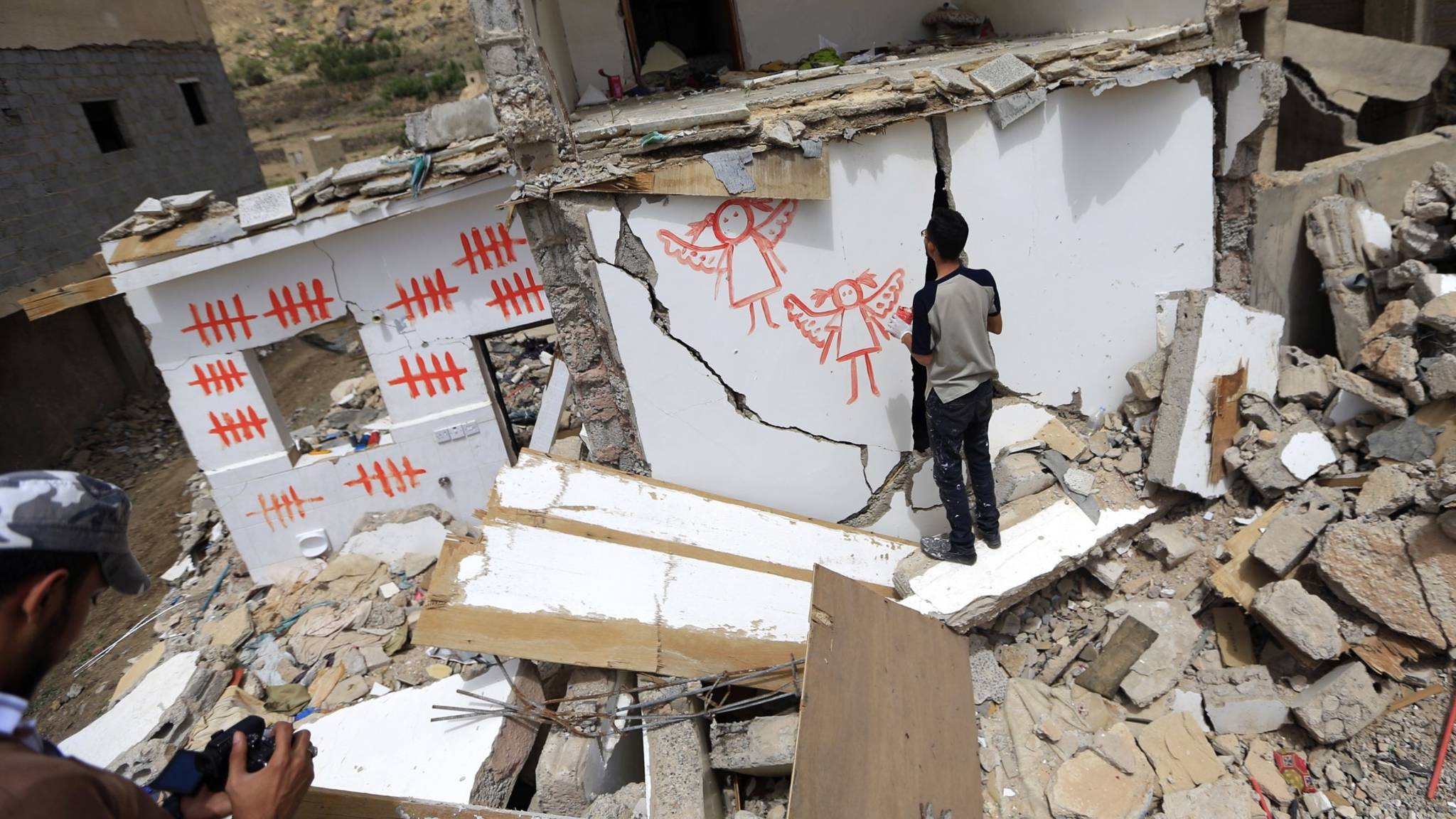 Graffiti on ruins in Yemen caused by Saudi bombing, AFP photo