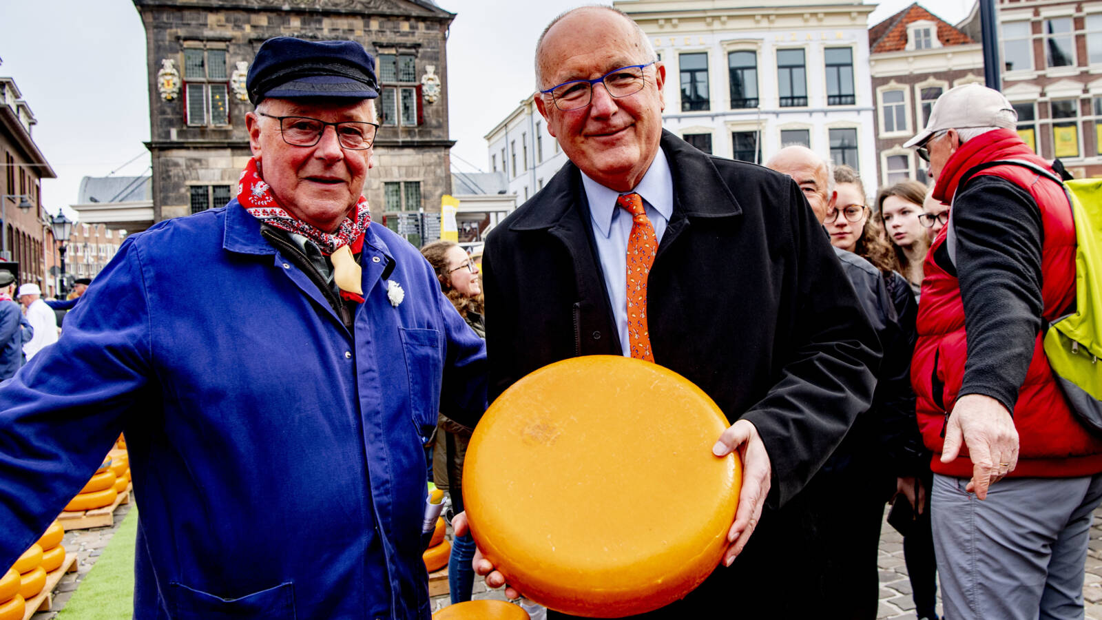 Trump's ambasador Pete Hoekstra with Gouda cheese in 2018, ANP photo