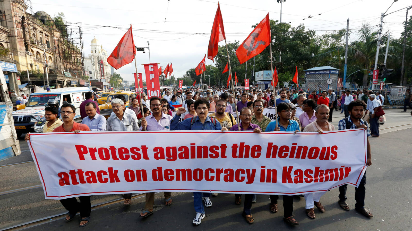 Indian communists demonstrate today in Kolkota against the abolition of the autonomy of Kashmir, Reuters photo