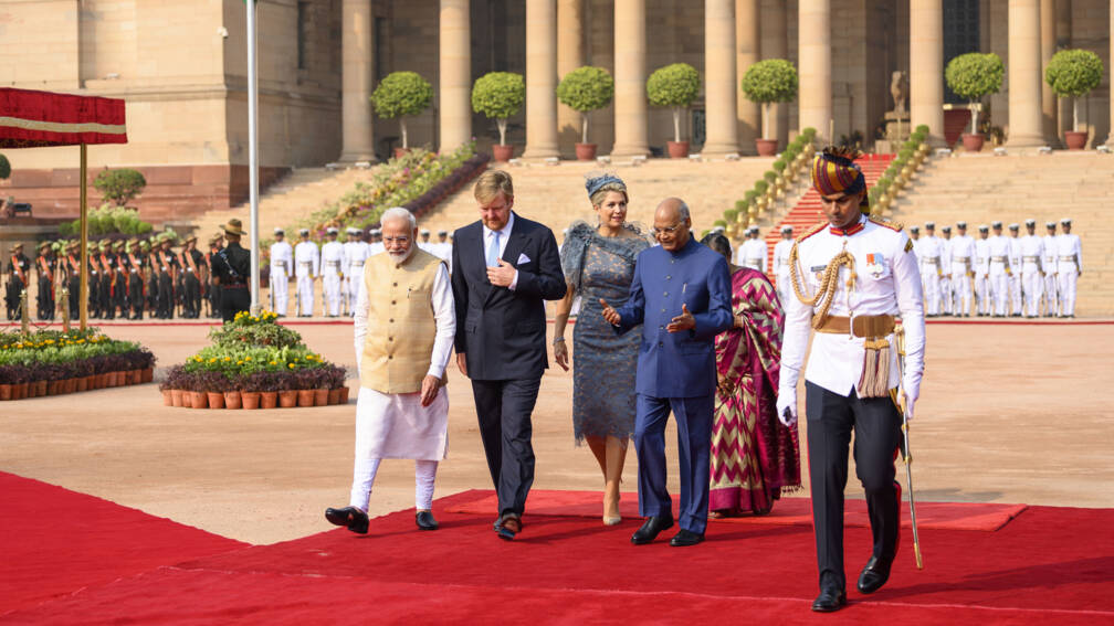 Staatsbezoek India begint met 21 saluutschoten en bezoek aan monument Gandhi