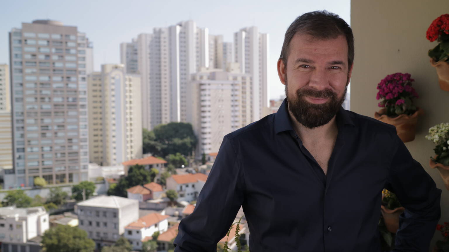 Dutch NOS correspondent Marc Bessems on his balcony in São Paulo, Brazil